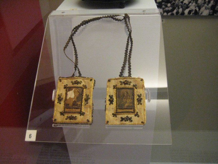 How to wear the scapular