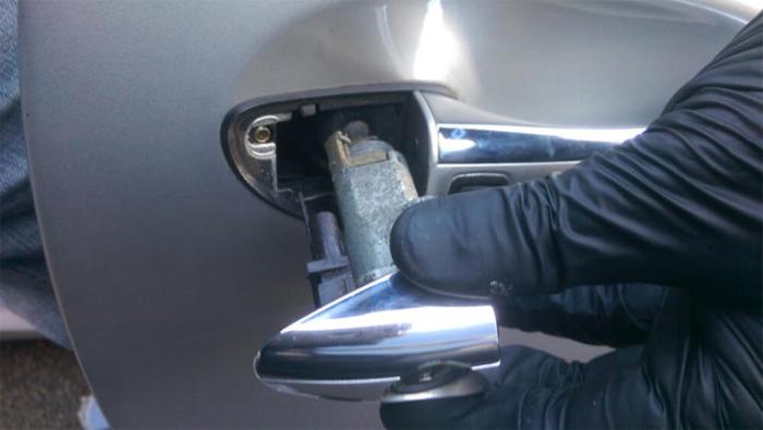 Will insurance cover stolen car if keys left