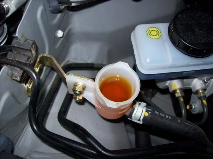 How to bleed clutch master cylinder