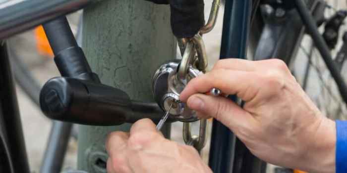 Bike lock locks two bicycle locking properly using up method way lifehacks annoying situations singaporean these ebike sg mothership securing How easy to pick bike lock