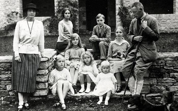How was madeau stewart related to the mitford sisters